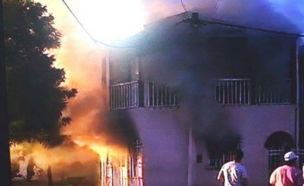 Impresionante incendio en una vivienda de Castelli