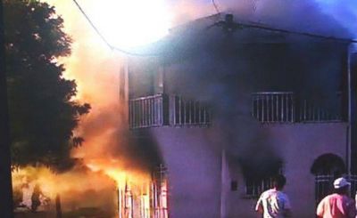 Impresionante incendio en una vivienda de Castelli