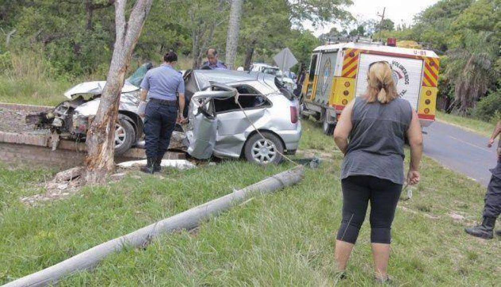 Una conductora chaque�a muri� al chocar contra un poste de luz y un �rbol