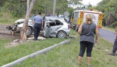 Una conductora chaque�a muri� al chocar contra un poste de luz y un �rbol