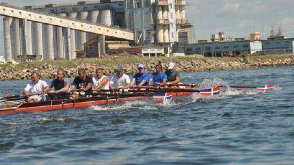 Regatas de remo del club N�utico en aguas del Puerto