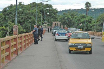 Una mujer amenaz� con arrojarse desde el puente