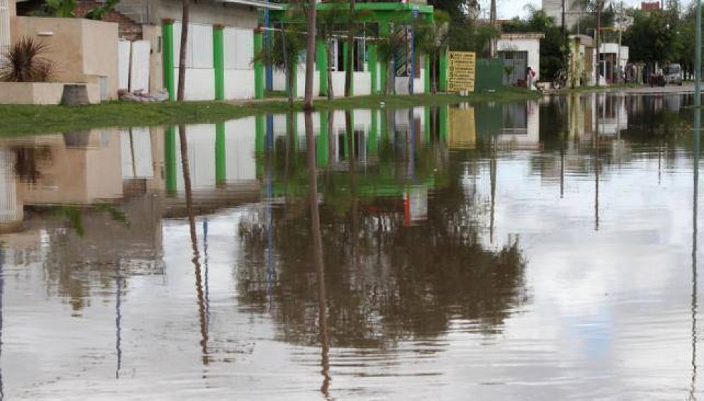 El r�o tarda en bajar y complica al sudeste