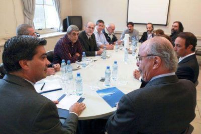 Clases: los gremios UTELPa y AMET esperan por la negociaci�n nacional
