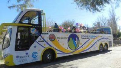 Los turistas disfrutan de los paseos en el colectivo tur�stico