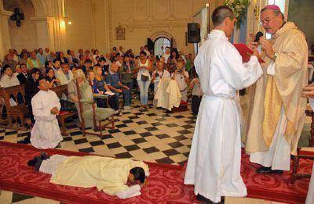 En una emotiva ceremonia, H�ctor Cardelli orden� sacerdote a �Juanito�
