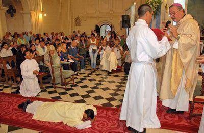 En una emotiva ceremonia, H�ctor Cardelli orden� sacerdote a �Juanito�