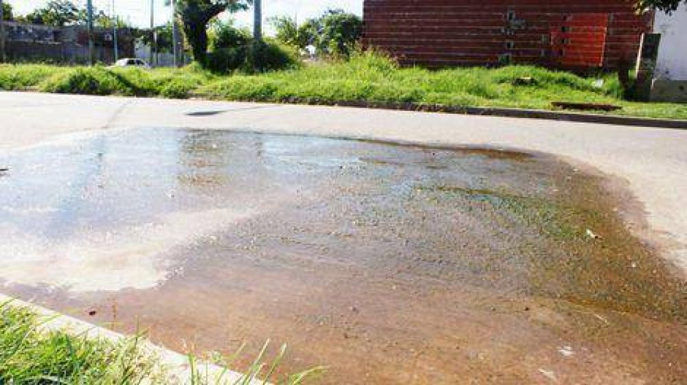 Miles de litros de agua se derrochan por p�rdidas en la v�a p�blica 