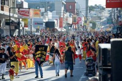 Las murgas y el p�blico vistieron de carnaval la zona c�ntrica de la ciudad