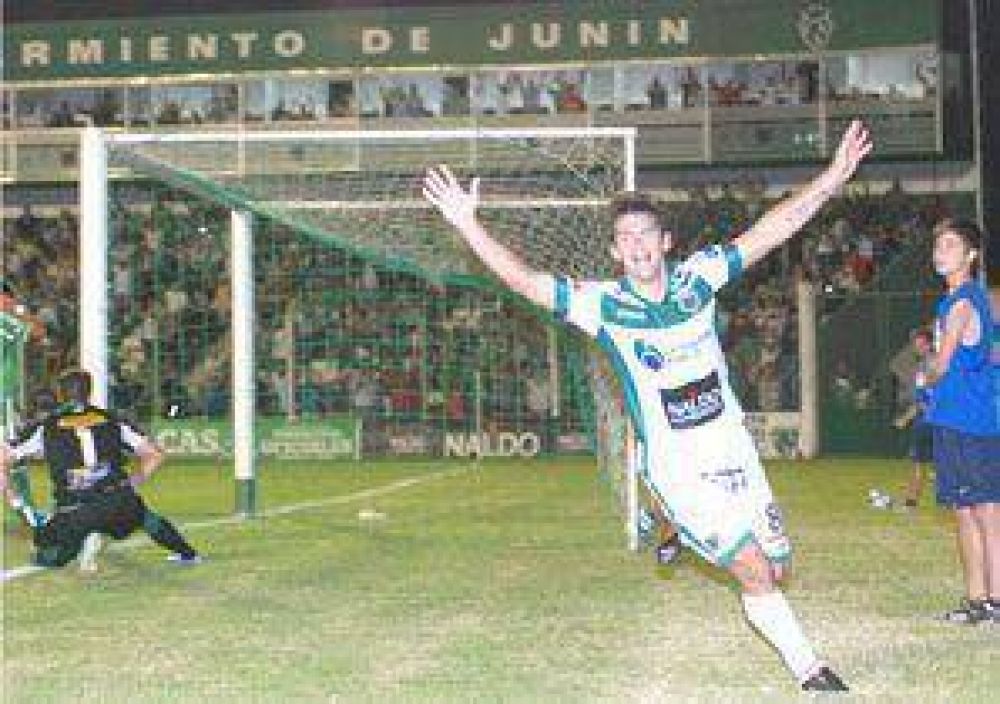 Sarmiento gan�, gust� y gole� y se acerca a los puestos de ascenso