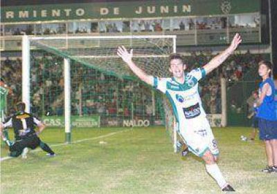 Sarmiento gan�, gust� y gole� y se acerca a los puestos de ascenso
