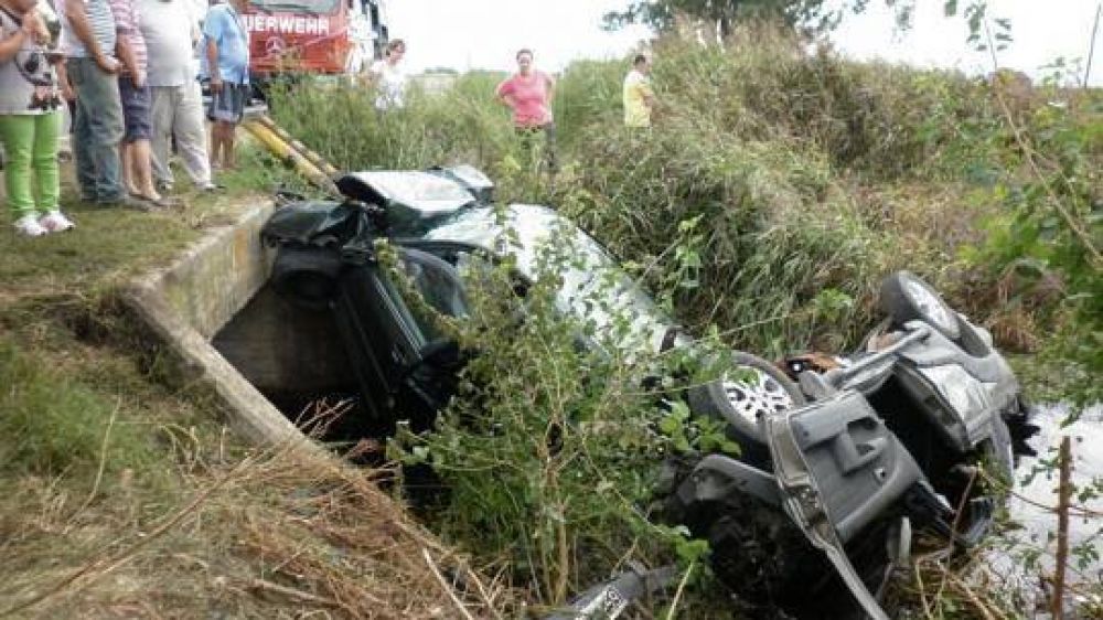 Impresionante choque frontal entre dos autos en Obrien