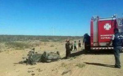 Accidente y milagro en Cutral Co: Choc�, parti� el auto a la mitad y se salv�