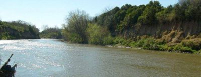 Por los desbordes en C�rdoba, en Santa Fe vigilan el Carcara��