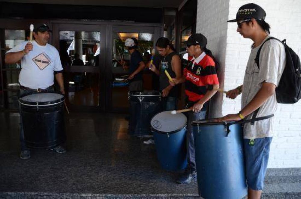 Uthgra protesta frente a c�ntrico hotel de Bariloche