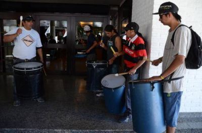 Uthgra protesta frente a c�ntrico hotel de Bariloche