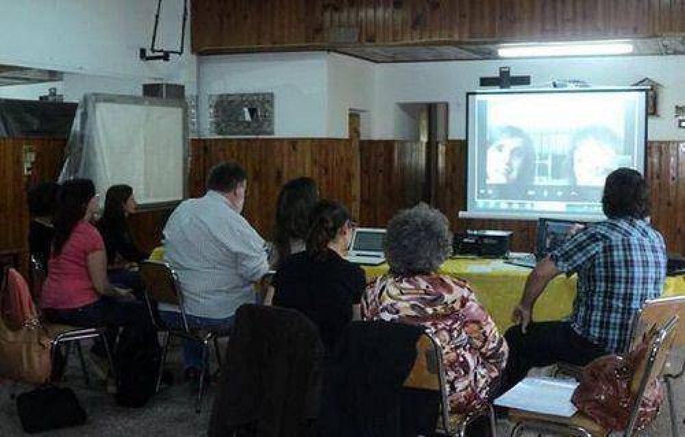 Implementan videoconferencias para capacitar a docentes de escuelas alejadas