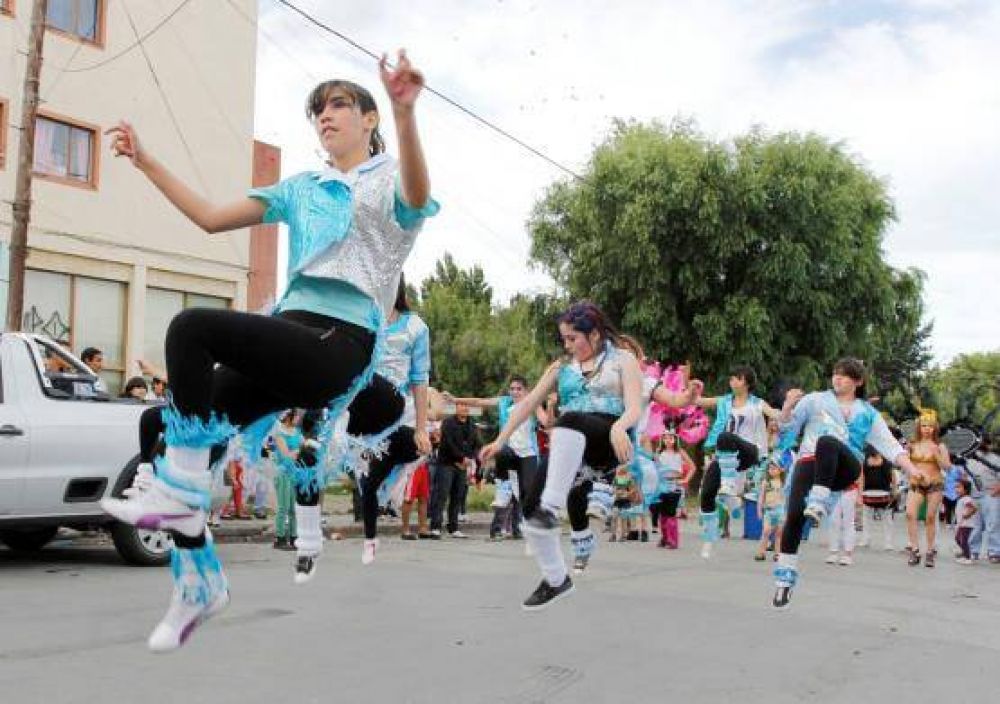 Murgas y comparsas desfilaron por el centro
