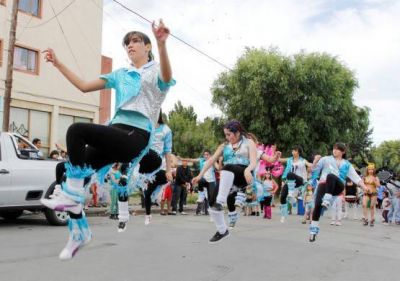 Murgas y comparsas desfilaron por el centro