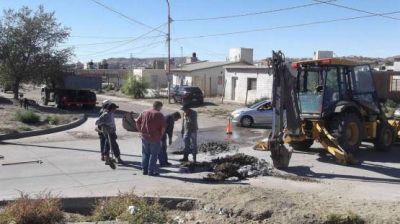 Reparan perdidas de agua y desbordes cloacales