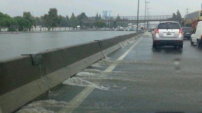 Importantes demoras y caos en la Panamericana por anegamientos