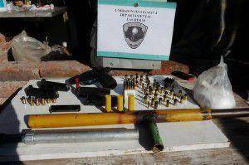 Secuestraron armas, proyectiles y droga en Las Heras  Tweet