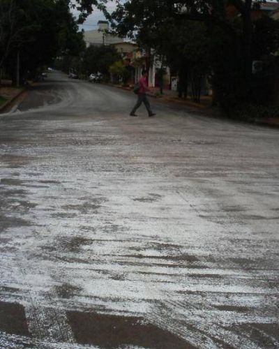 Calles obere�as pintadas por un derrame de pintura
