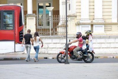 Empieza estricto control contra menores en moto