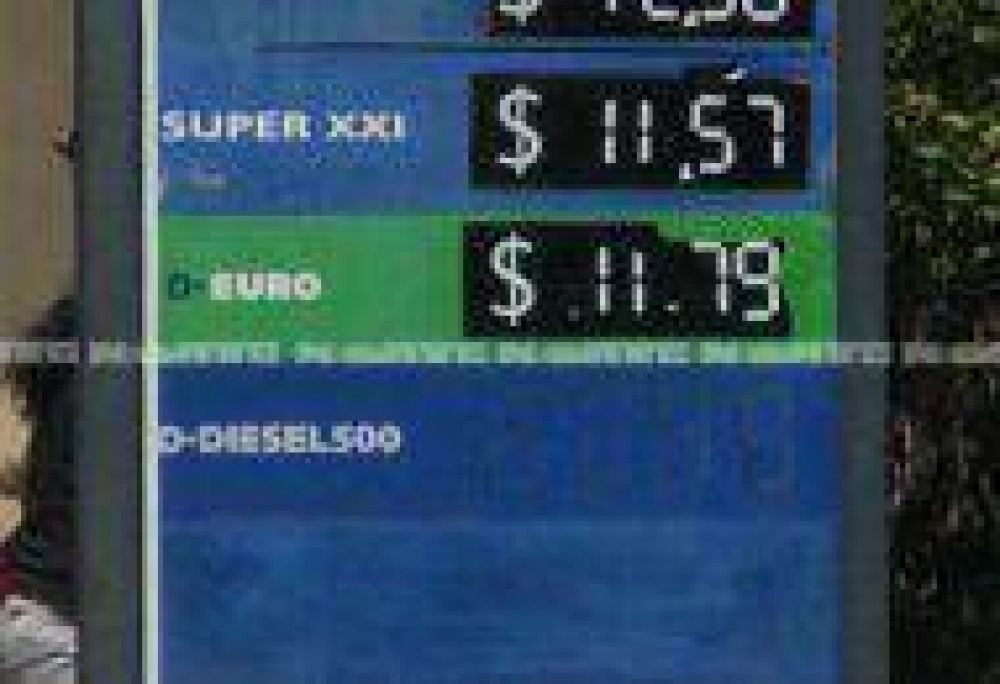 YPF y Esso en pleno fin de semana largo aplicaron un nuevo aumento de combustible