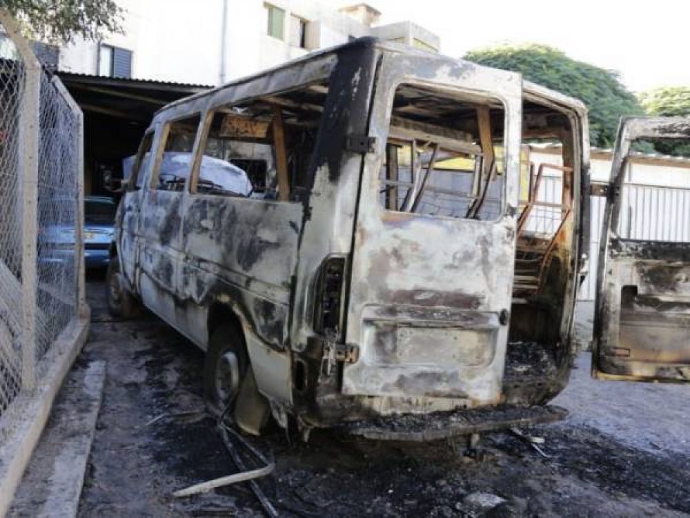 Ardieron tres veh�culos en una cochera del barrio ATE 3