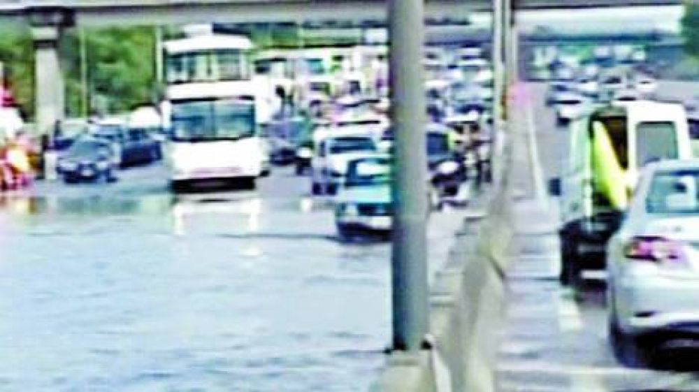 Por la lluvia, la Panamericana se volvi� un r�o y hubo demoras