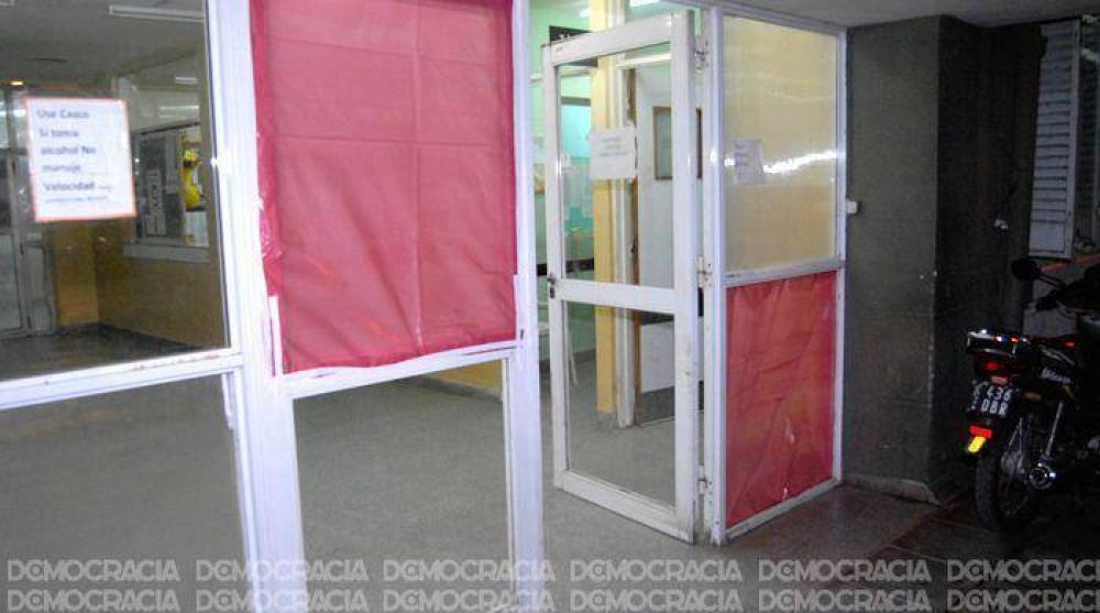 Denuncian que �llueve� en el quir�fano y que el hospital de Jun�n �est� hundido�