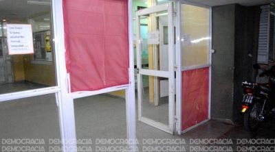 Denuncian que �llueve� en el quir�fano y que el hospital de Jun�n �est� hundido�