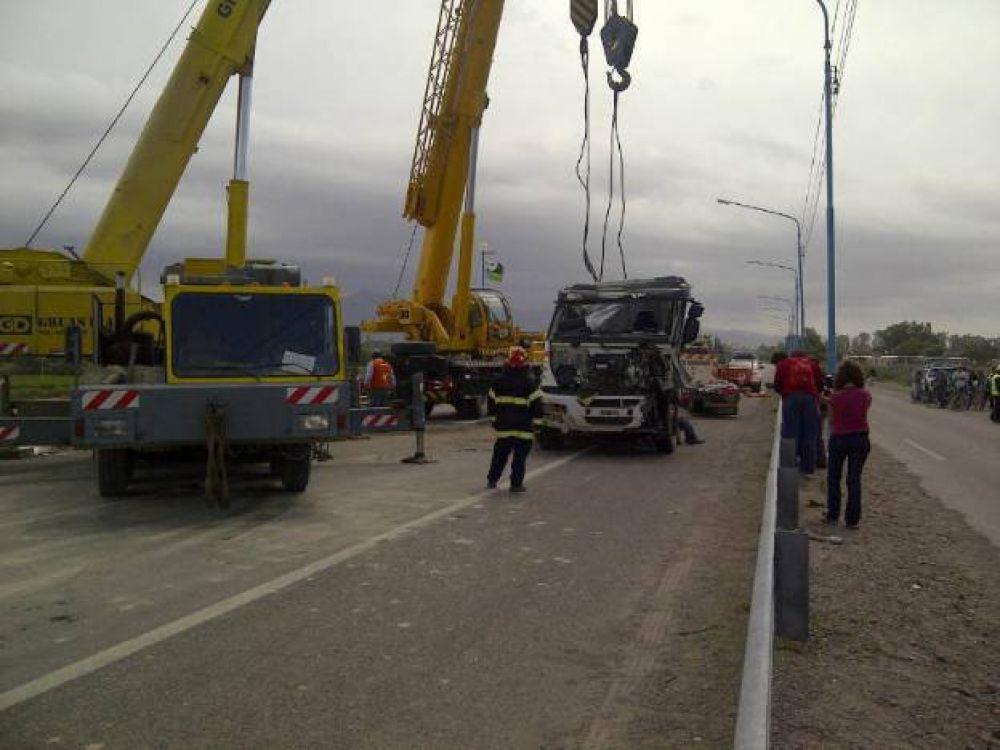 Ruta 40: un joven de 28 a�os muri� por un violento choque frontal entre un cami�n y camioneta