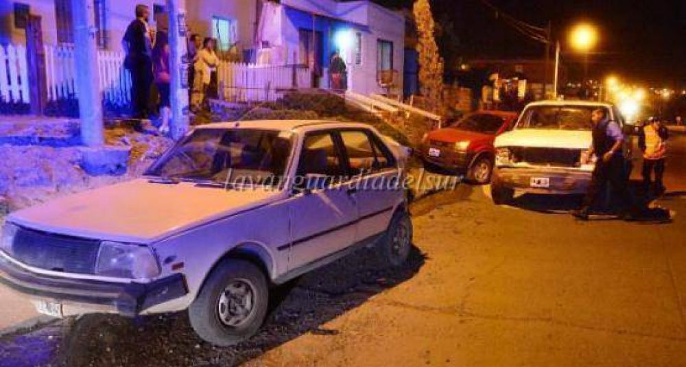 Choc� tres autos estacionados
