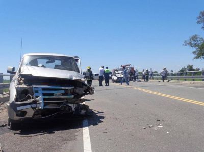 Se desvi� de su carril, impact� contra una camioneta y muri�