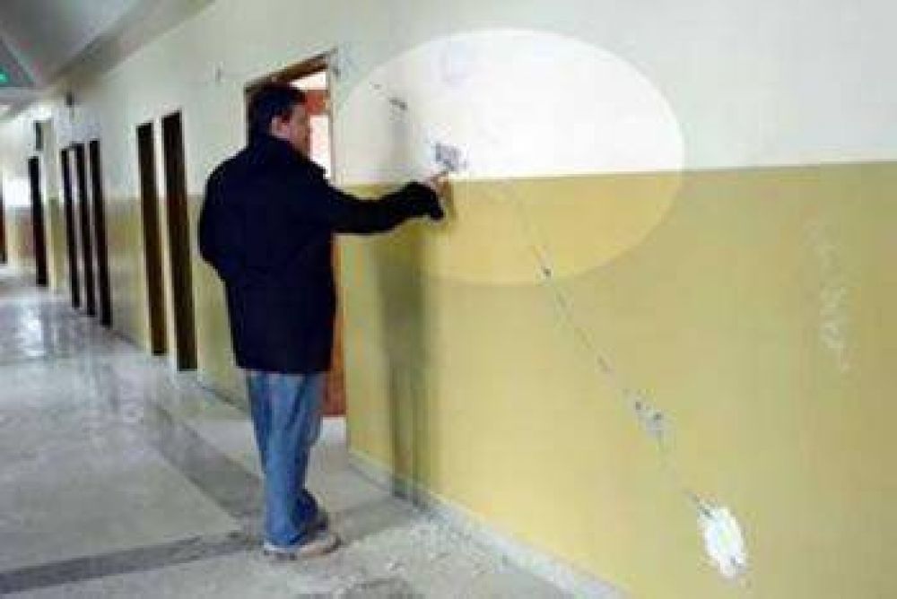 COSTA DIJO QUE LAS ESCUELAS �SIGUEN EN MALAS CONDICIONES� Y APUNT� A PERALTA Y LA C�MPORA