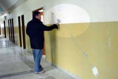 COSTA DIJO QUE LAS ESCUELAS �SIGUEN EN MALAS CONDICIONES� Y APUNT� A PERALTA Y LA C�MPORA