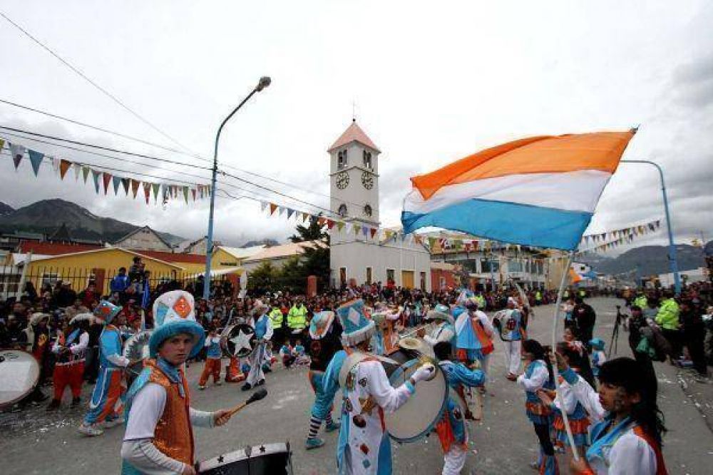 Los festejos de Carnaval en la capital fueguina tambi�n fueron multitudinarios