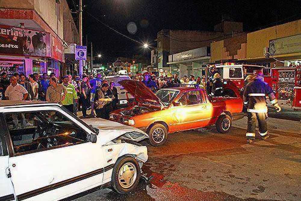 Impactante colisi�n en avenida Pringles: una mujer herida