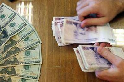 El d�lar oficial cumple un mes por debajo de los $ 8: hoy se vende a $ 7,88