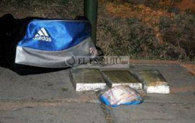 Detienen a mujer con 1 kilo de marihuana