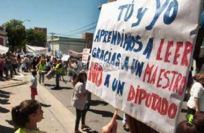 Los docentes se movilizaron por el centro y llegaron hasta la Legislatura