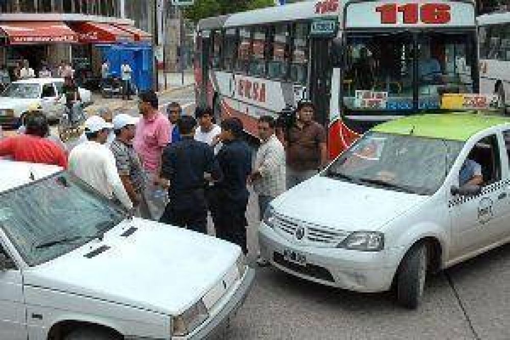 Peones de taxi amenazan con realizar un paro del servicio ma�ana o el lunes