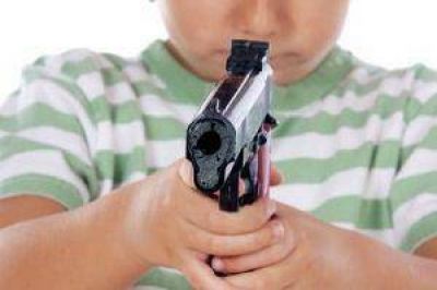 Un ni�o le rob� el arma reglamentaria a un polic�a y fue detenido 