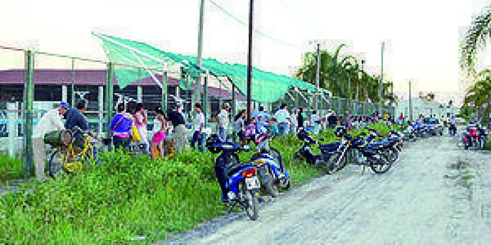 Larga fila de gente a la espera de la venta de gas en la Cooperativa