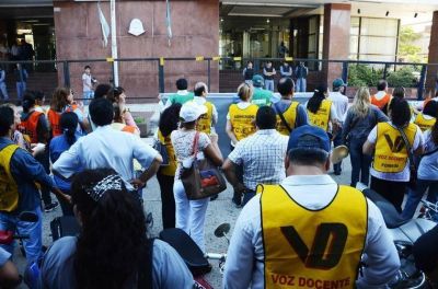 Docentes y partidos pol�ticos marcharon hasta Casa de Gobierno