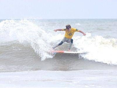 SURFISTAS MENORES DE 18 A�OS DIERON UNA ASOMBROSA PRESENTACI�N