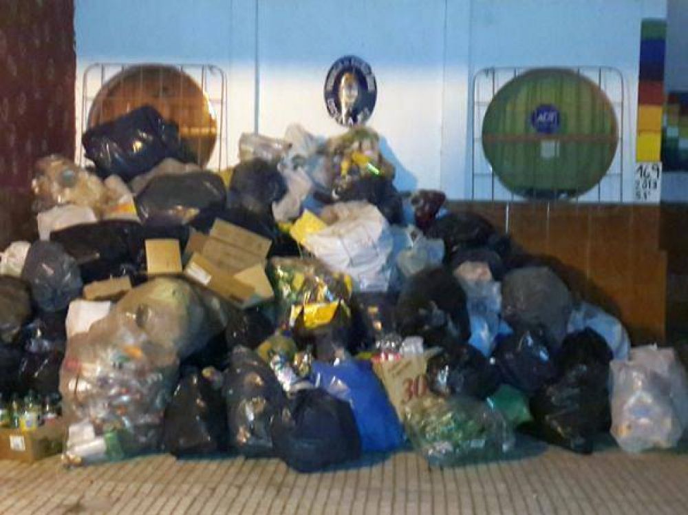 Bolsas de pl�stico adornan siempre la escuela de la �Se�orita Tapita�