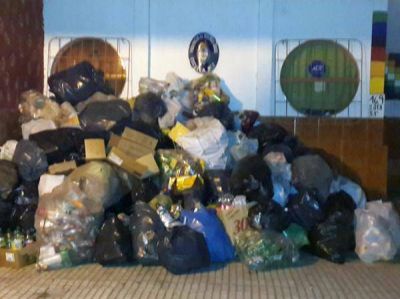 Bolsas de pl�stico adornan siempre la escuela de la �Se�orita Tapita�